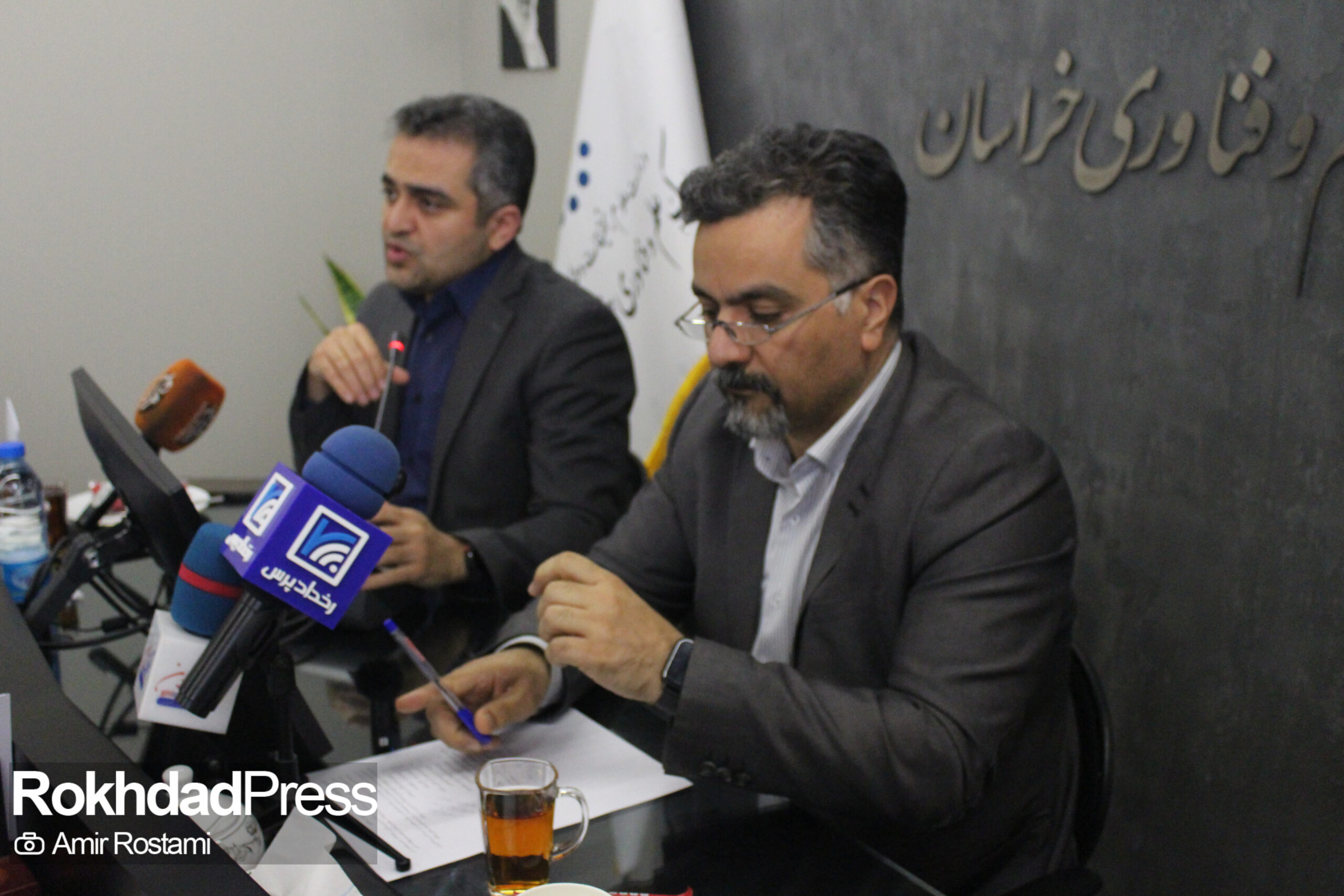 نشست خبری اصحاب رسانه با حضور  سرپرست پارک علم و فناوری خراسان رضوی و دبیر اجرایی نمایشگاه در هفته