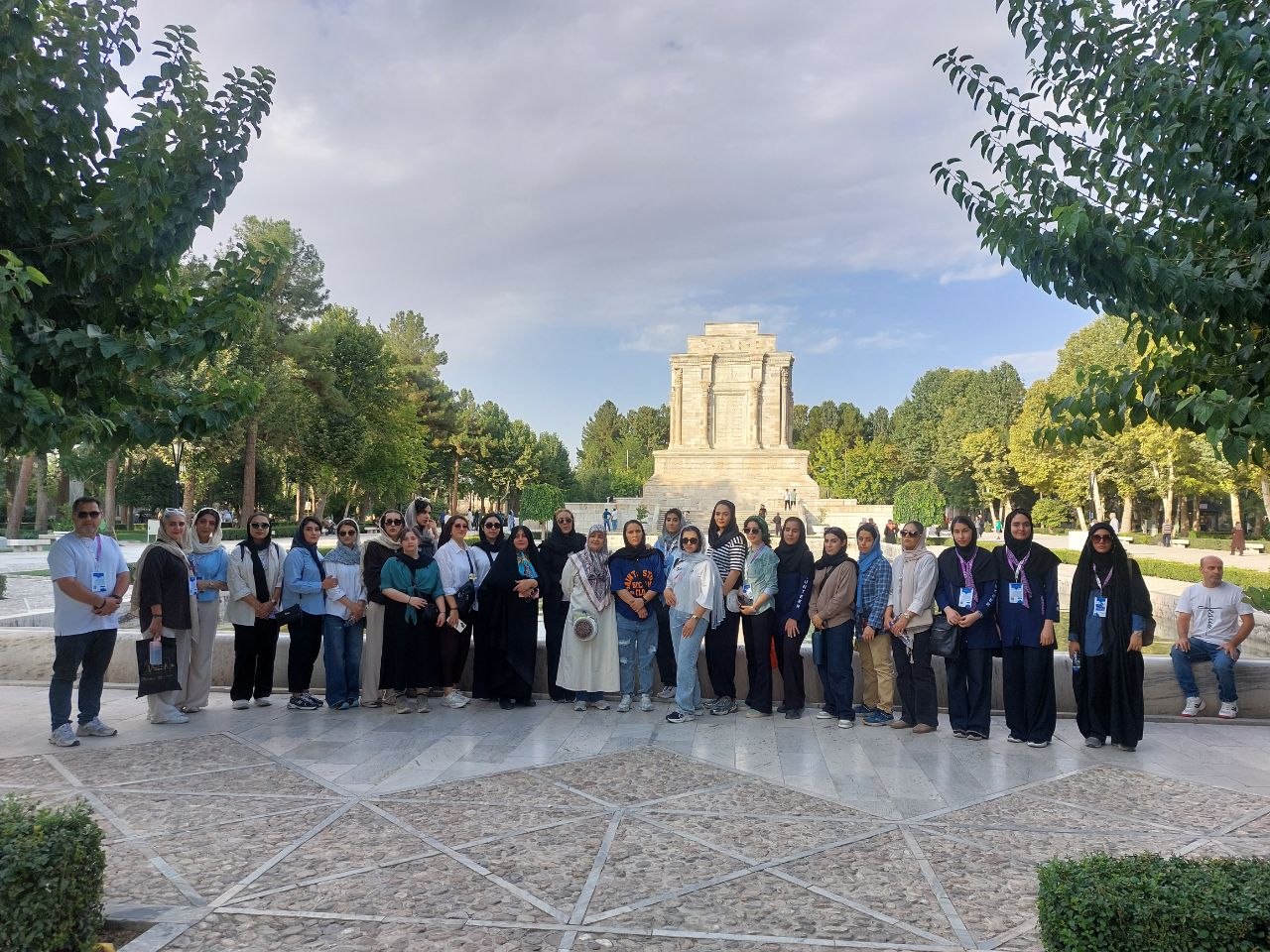 ورزشکاران المپیاد دانشجویان دختر به آرامگاه فردوسی رفتند